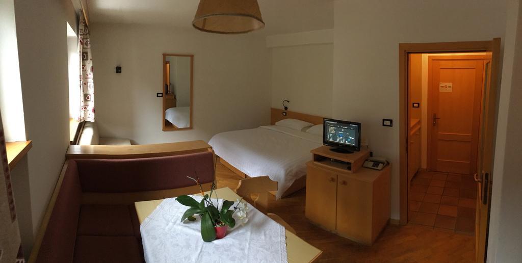 Bed & Breakfast Garni Tobia Campitello di Fassa Buitenkant foto
